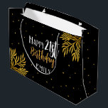 Elegant Happy 21st Birthday Gold Foliage Groot Cadeauzakje<br><div class="desc">Elegante Happy 21st Birthday Gold Foliage Grote Gift Bag. Een elegant gouden gebladerte op een zwarte achtergrond. Voeg jouw naam en leeftijd toe en maak je eigen verjaardagscadeau tas.</div>