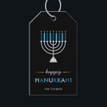 Elegant Happy Chanoeka Zwart met Zilveren Menorah Cadeaulabel<br><div class="desc">Deze moderne,  elegante Chanoeka cadeau labels zijn voorzien van een zilveren Menorah met blauw en turquoise kaarsen en geel gouden vlammen op een zwarte achtergrond.</div>