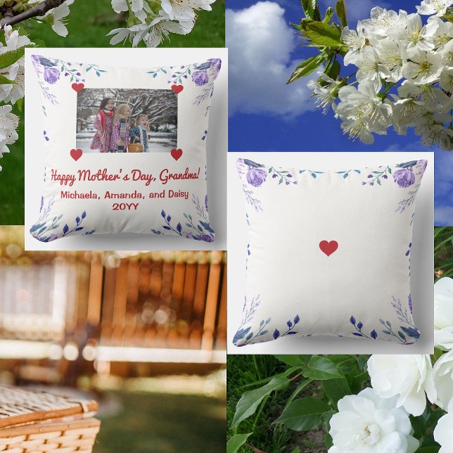 Elegant Happy Moederdag Grandma Photo Floral Kussen (Happy Mother's Day, Grandma! Elegant personalized floral photo pillow with hearts holding the photo)