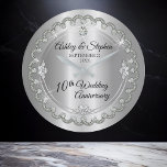 Elegant Heart Diamonds 10th Wedding Jubileum Grote Klok<br><div class="desc">Opulent elegance lijsten dit 10e trouwverjaardagsontwerp in een uniek diamantontwerp met een centrumachtergrond met een ruitdiamant met faux toegevoegde sparkles op een tinkleurige gradiënt. Origineel ontwerp door Holiday Hearts Design (gereserveerde rechten). Let erop dat alle opschriften gedrukt zijn en alleen gemaakt zijn om zo echt mogelijk te lijken in een...</div>