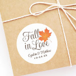 Elegant Herfst in Love Autumn Wedding Monogram Ronde Sticker<br><div class="desc">"Herfst in Love" de stickers van de huwelijksgunst zijn voorzien van een oranje maple leaf en chocolade brown aanpasbaar monogram van de bruid- en bruinaarsnamen en de trouwdatum. Achtergrondkleur voor ivoor/ecru.</div>