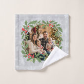 Elegant Holly Wreath Merry Christmas Photo Bad Handdoek (Wasdoekje)