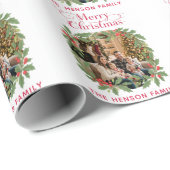 Elegant Holly Wreath Merry Christmas Photo Cadeaupapier (Rol Hoek)