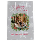 Elegant Holly Wreath Merry Christmas Photo Medium Cadeauzakje (Achterkant)