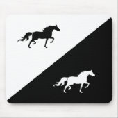 Elegant Horse Silhouettes op zwart-wit Muismat (Voorkant)