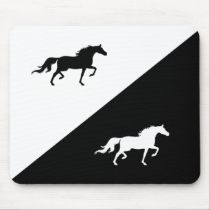 Elegant Horse Silhouettes op zwart-wit Muismat