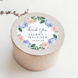 Elegant Hydrangea Hartelijk dank voor uw huwelijk  Ronde Sticker<br><div class="desc">Deze elegante hydrangea dank je voor je bruiloft... stickers zijn perfect voor een lente- of zomerbruiloft. Het klassieke florale ontwerp is voorzien van zacht poederblauwe waterverf hydrangeas, voorzien van neutraal wazige roze bloemen en groene bladeren. Pas de labels van de sticker aan met uw namen, de gebeurtenis (indien van toepassing)...</div>