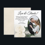 Elegant Ivoor Wit Rose Ovaal Foto Bruiloft Bedankkaart<br><div class="desc">Deze prachtige trouwbedankkaarten zijn een geweldige manier om uw waardering voor uw vrienden en familie te shows voor het vieren met u op uw speciale dag. Ze bevatten uw trouwfoto in een ovaal lijst met een enkel lang gesteeld ivoor, wit of crèmekleurig roos dat op de zijkant ligt en in...</div>