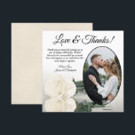 Elegant Ivoor Wit Rose Ovaal Foto Bruiloft Bedankkaart<br><div class="desc">Deze prachtige trouwbedankkaarten zijn een geweldige manier om uw waardering voor uw vrienden en familie te shows voor het vieren met u op uw speciale dag. Ze bevatten uw trouwfoto in een ovaal lijst met een enkel lang gesteeld ivoor, wit of crèmekleurig roos dat op de zijkant ligt en in...</div>