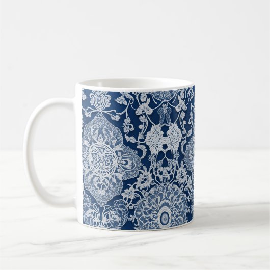 Elegant Kant Effect Bloemen in Blauw en Wit Koffiemok (Links)