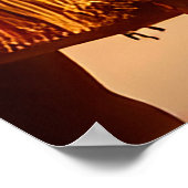 Elegant kastanjepaard in zadel poster (Hoek)