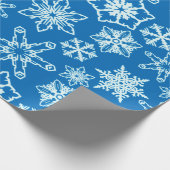 Elegant Kerstblauw en wit Snowflake Pattern Cadeaupapier (Hoek)