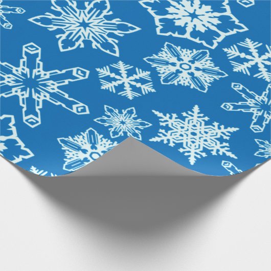Elegant Kerstblauw en wit Snowflake Pattern Cadeaupapier (Hoek)