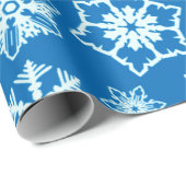 Elegant Kerstblauw en wit Snowflake Pattern Cadeaupapier (Rol Hoek)