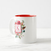 Elegant kerstbloemenmonogram tweekleurige koffiemok (Voorkant links)