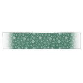 Elegant Kerstgroen wit Snowflake Patroon Korte Tafelloper (Horizontaal)