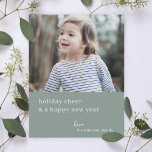 Elegant kerstkheer | Grayish Green Photo Chic Feestdagenkaart<br><div class="desc">Eenvoudige, stijlvolle, elegante platte vakantiefootkaart met een moderne minimale typografie citeert "feestelijke vrolijkheid en een gelukkig nieuwjaar" in wit op een grijze groene achtergrond van het woud. De naam, het jaar en de groet kunnen gemakkelijk voor een persoonlijke aanraking worden aangepast. Een geavanceerde, minimalistische en hedendaagse kerstkaart om uit de...</div>