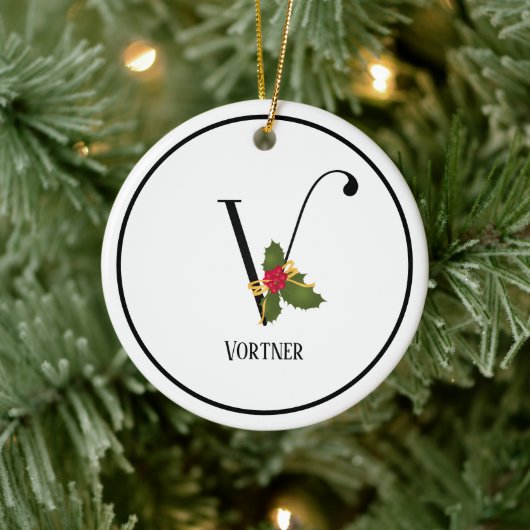 Elegant Kerstmis Holly Monogram Letter V Keramisch Ornament (Boom)
