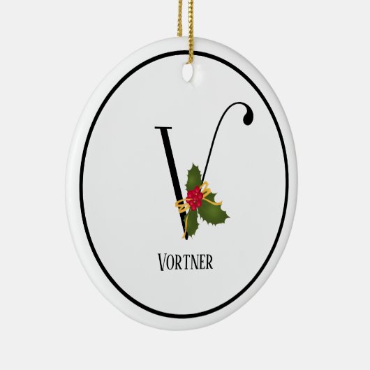 Elegant Kerstmis Holly Monogram Letter V Keramisch Ornament (Rechts)