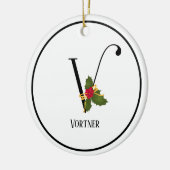 Elegant Kerstmis Holly Monogram Letter V Keramisch Ornament (Links)