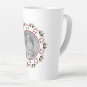 Elegant Kerstmis Pinecone Greenery Holiday Foto Latte Mok (Rechterhoek)