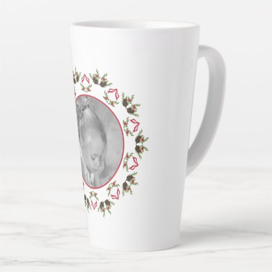 Elegant Kerstmis Pinecone Greenery Holiday Foto Latte Mok (Rechterhoek)