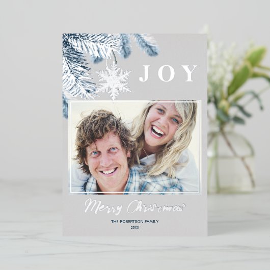 Elegant Kerstzilver Snowflakes Blue Gray Joy Folie Feestdagenkaart (Staand Voorkant)