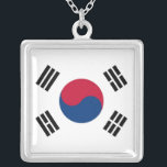 Elegant Ketting met vlag van Zuid-Korea<br><div class="desc">Voeg een vleugje cultuurtrots toe aan uw kleding met ons elegante ketting met de vlag van Zuid-Korea! Dit ketting is gemaakt met zorgvuldige aandacht voor detail en is een eerbetoon aan de rijke erfenis en nationale identiteit van Zuid-Korea. De hanger toont trots de vlag van Zuid-Korea, ook bekend als de...</div>