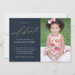 Elegant Kids Birthday Navy Blue Foto Kaart<br><div class="desc">Deze elegante verjaardagsuitnodiging bevat goudkalligrafie en een grote foto. Het woord "vier" is geschreven in een prachtig geel goudschrift tegen een diepe marineblauwe achtergrond. Eenvoudig aan te passen met je verjaardagsgegevens en favoriete foto. De rug van de uitnodiging is leeg en kan extra informatie of foto's aanpassen. Het blauw van...</div>