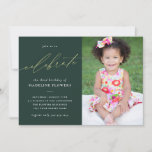 Elegant Kids Birthday Sage Green Foto Kaart<br><div class="desc">Deze elegante verjaardagsuitnodiging bevat goudkalligrafie en een grote foto. Het woord "vier" is geschreven in een prachtig geel goudschrift tegen een donkergroene achtergrond. Eenvoudig aan te passen met je verjaardagsgegevens en favoriete foto. De rug van de uitnodiging is leeg en kan extra informatie of foto's aanpassen. Rijke groen op de...</div>