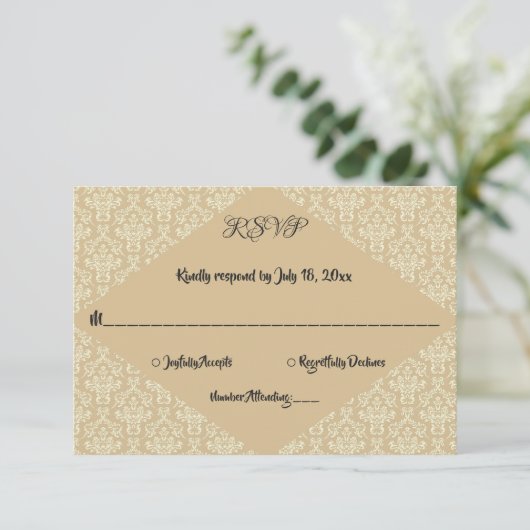 Elegant  Klassiek Beige Damask Wedding RSVP Kaartje (Staand voorkant)