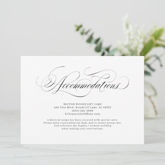 Elegant klassiek calligrafie bruiloft accommodatie kaart (Staand voorkant)