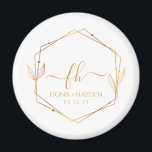 Elegant Klassiek Gouden Monogram Beginletter Trouw Magneet<br><div class="desc">Onze elegante witte en gouden gewijde huwelijksmagneet is een charmante aandenken voor uw speciale dag. Versierd met een prachtig monogramontwerp met de initialen van het gelukkige paar in elegante gouden letters,  is deze magneet een tijdloze herinnering aan uw liefde.</div>