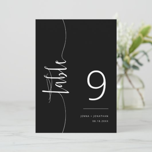 Elegant klassiek zwart script bruiloft tafel numme kaart (Staand voorkant)