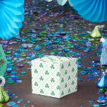 Elegant Klaverpatroon Classic 2x2x2 Bedankdoosjes<br><div class="desc">Voeg een vleugje elegantie toe aan uw feest met deze klassieke 2x2x2 gunstboxen met een charmant klaverpatroon. Ideaal voor het houden van snoepjes,  snuisterijen of kleine souvenirs op bruiloften,  tuinfeesten of feestelijke evenementen. Compact,  stijlvol en moeiteloos sierlijk - ideaal voor elke verfijnde gelegenheid.</div>