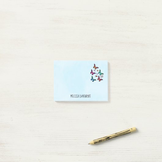 Elegant kleurrijk Butterflies Patroon op blauw Post-it® Notes (Op bureau)