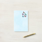 Elegant kleurrijk Butterflies Patroon op blauw Post-it® Notes (Op bureau)