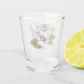 Elegant koikarper in lotusvijver shot glas (Achterkant)