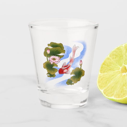 Elegant koikarper in lotusvijver shot glas (Voorkant)