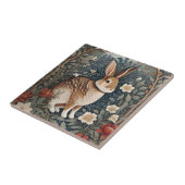 Elegant konijn omlijst door bloemen en bladeren tegeltje (Zijkant)