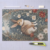 Elegant konijn omlijst door bloemen en bladeren tissuepapier (Craft)