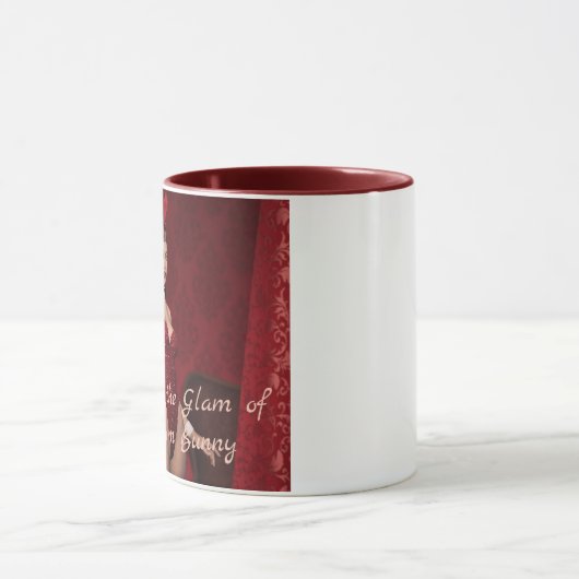 Elegant konijntje meisje op rood fluwelen gordijn mok (Midden)