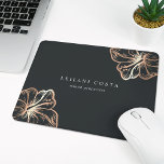 Elegant koper Hibiscus Flower Muismat<br><div class="desc">IJslandse gepersonaliseerde mousepad voor uw bedrijf of kantoor thuis bevat twee regels aangepaste tekst in klassieke witte letters,  op een zachte zwarte achtergrond voorzien van twee tropische hibiscus-bloemtekeningen in faux koperfolie voor een strandglam.</div>