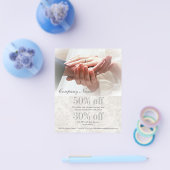 elegant koppel met handen trouwfotograaf flyer (Enkel)