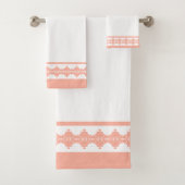 Elegant koraal en wit geometrisch patroon bad handdoek (Insitu)