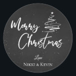 Elegant krijtbord Script Merry Christmas Tree Ronde Sticker<br><div class="desc">Elegant krijtbord Script Merry Christmas Tree Classic ronde Sticker. Pas het aan door de namen te wijzigen. Het ontwerp heeft Merry Christmas in  lettertype geschreven op een krijtbordachtergrond,  samen met de namen van het paar. Voor verdere aanpassing,  voel vrij om me bij mypaperlove2021@gmail.com te contacteren</div>