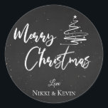Elegant krijtbord Script Merry Christmas Tree Ronde Sticker<br><div class="desc">Elegant krijtbord Script Merry Christmas Tree Classic ronde Sticker. Pas het aan door de namen te wijzigen. Het ontwerp heeft Merry Christmas in  lettertype geschreven op een krijtbordachtergrond,  samen met de namen van het paar. Voor verdere aanpassing,  voel vrij om me bij mypaperlove2021@gmail.com te contacteren</div>
