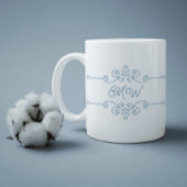 Elegant krullend  bloeiend stoffig blauw monogram koffiemok