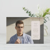 Elegant Label Overlay Graduation Photo Aankondiging (Staand voorkant)