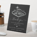 Elegant Las Vegas Destination Wedding Bedankt Reclamebord Met Voetstuk<br><div class="desc">Vier in stijl met deze moderne en zeer trendy Las Vegas bruiloft dank u voor het voorkeursteken. Het ontwerp is gemakkelijk te personaliseren met uw eigen speciale formulering en uw gasten zullen blij zijn wanneer ze dit fantastische teken zien. Overeenkomende bruidsartikelen zijn te vinden in het collectie.</div>